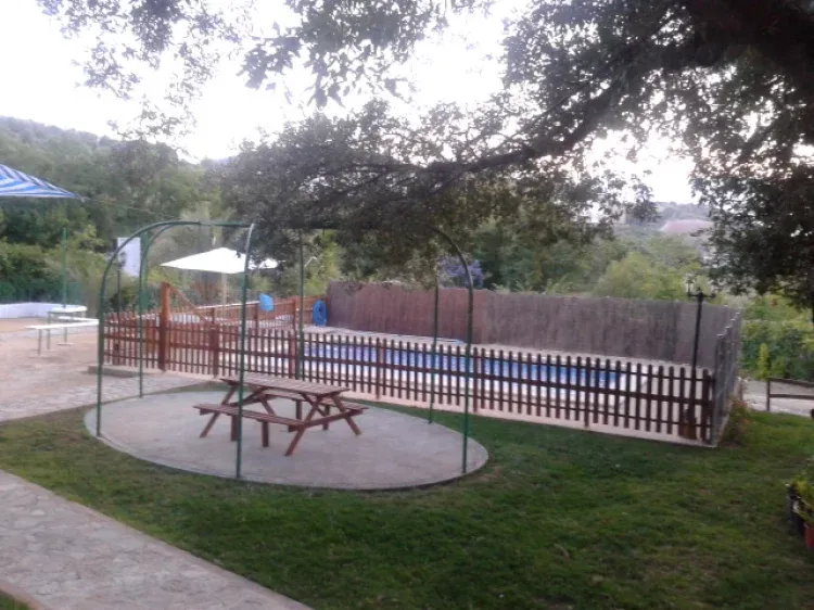 Imagen de Jardin con piscina vallada y merenderos