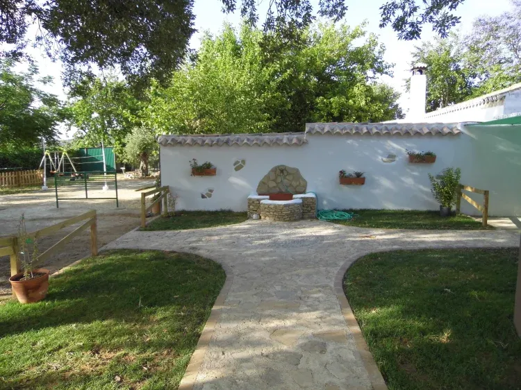 Imagen de Jardin con piscina vallada y merenderos