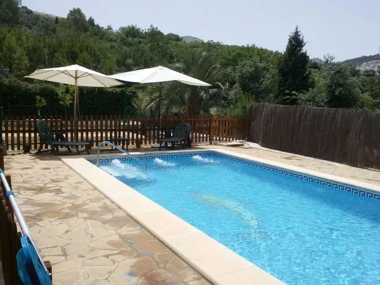 Imagen de Piscina vallada con mobiliario