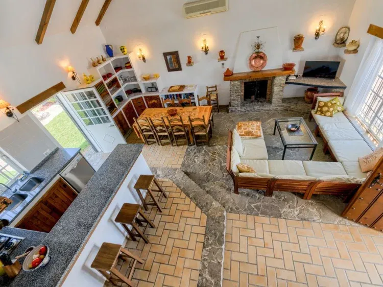 Imagen de Plan abierto, chimenea abierta, todas las habitaciones con aire acondicionado (frío y calor)