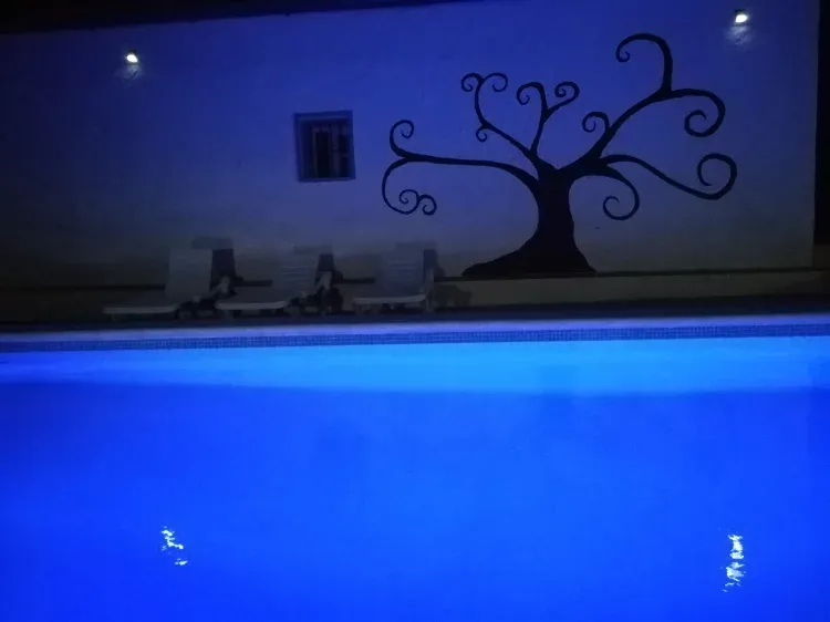 Imagen de piscina noche