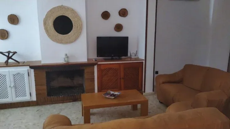 Imagen de salon con chimenea casa el estribo