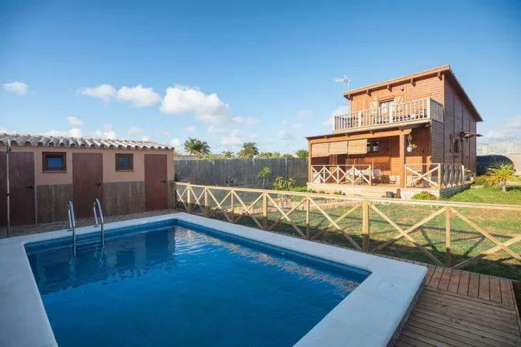 Imagen de VISTA DE LA PARCELA Y CASA DESDE LA PISCINA