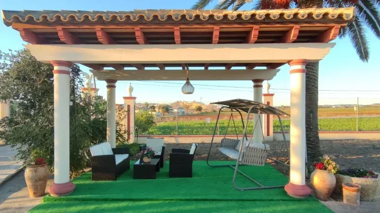 Imagen de Pérgola patio enorme asfaltado de cemento  donde poder aparcar y que los niños puedan jugar sin problema.