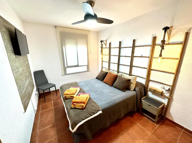 Imagen de Habitación de matrimonio con cama de 2m largo x 1,50m de ancho. Ventilador de techo con nivel de luz y potencia de aire. Acompañado por Smart TV y armario empotrado muy espacioso. 