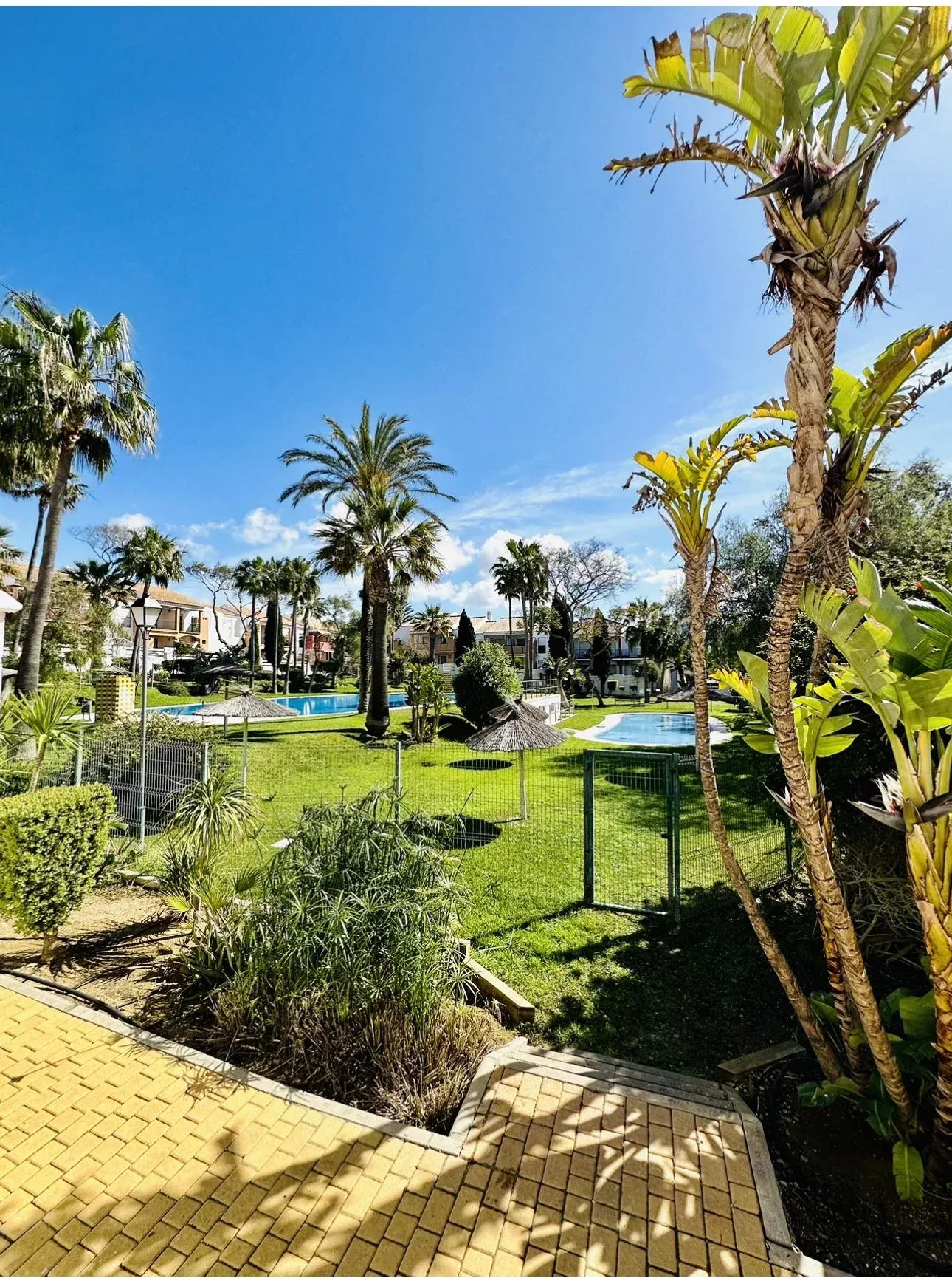 Imagen de Jardines y piscinas comunitarias. 2 de adultos y 2 infantiles. 