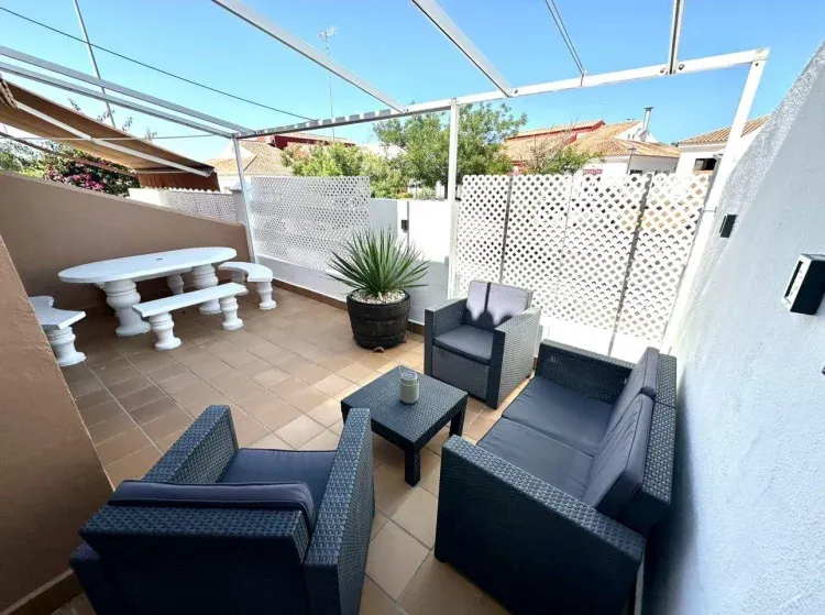 Imagen de Terraza particular, acompañada con mesa y bancos de piedra y toldos, a parte de sofas y mesita de jardín. Todo ideal para pasar tus mejores noches de verano. 