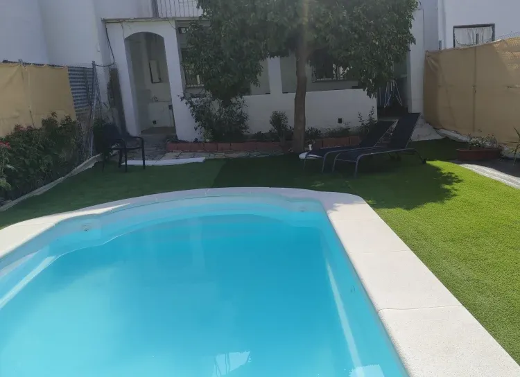 Imagen de piscina en jardín trasero