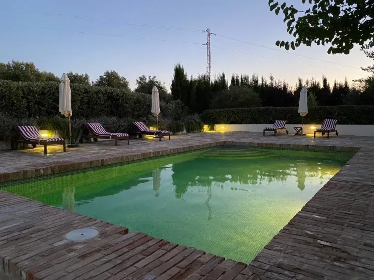 Imagen de zona piscina. disponible de abril a septiembre