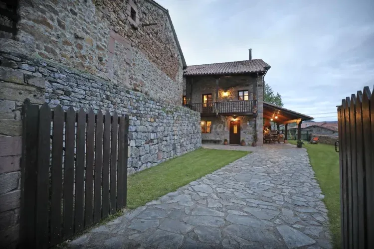 Imagen de disfruta de la casa en su jardín delantero