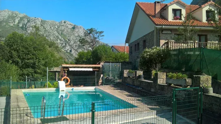 Imagen de Vista piscina y alojamiento