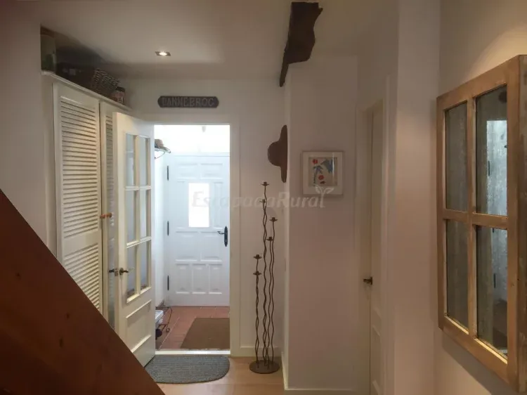 Imagen de Pasillo con puerta entrada al fondo