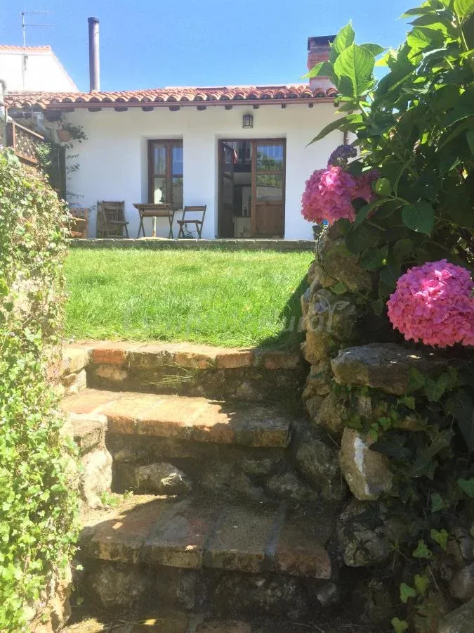 Imagen de Jardín con casa al fondo