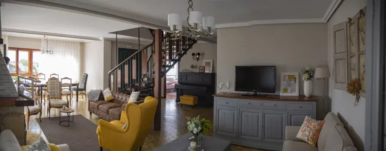 Imagen de Salón-sala con chimenea y comedor con vistas a las marismas del Asón y acceso a patio