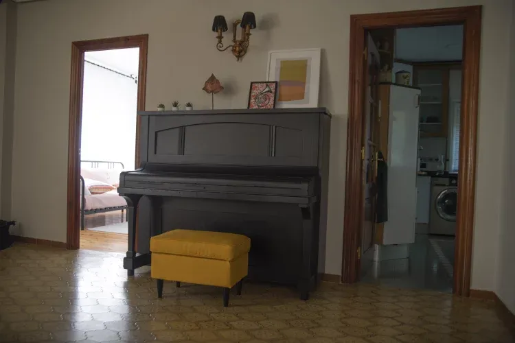 Imagen de Piano a la entrada, entre habitación tres camas y cocina