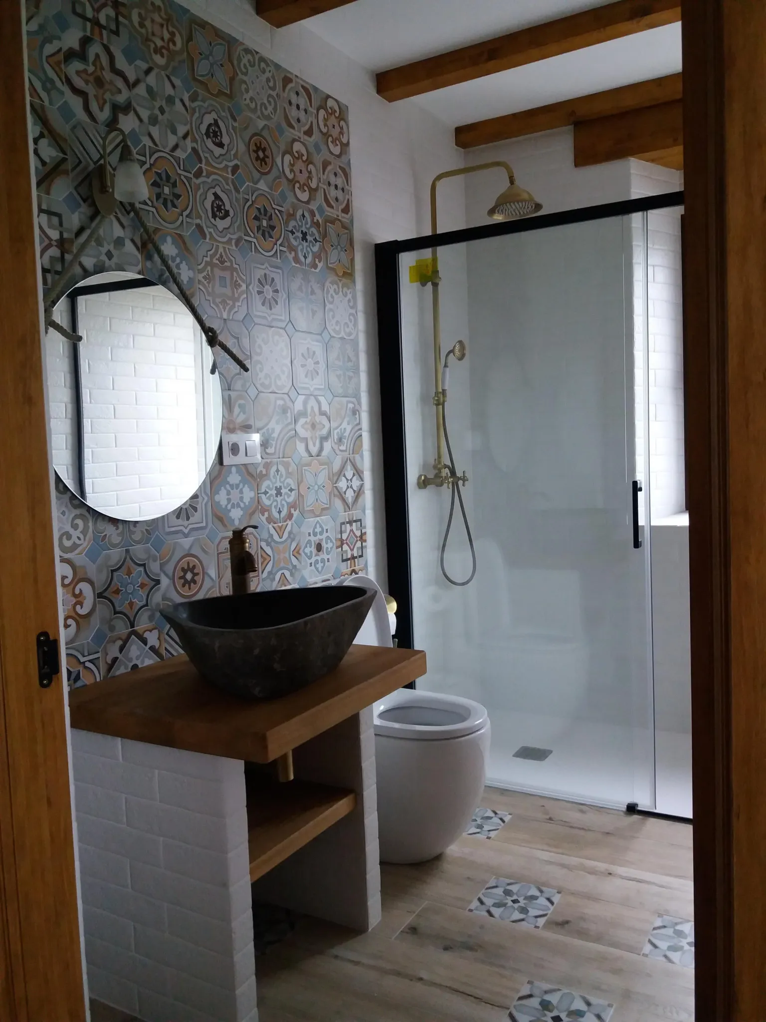 Imagen de Baño rústico con pila de piedra natural en la casa rural