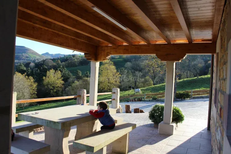 Imagen de Porche cubierto para las tardes con vistas espléndidas del Valle Pasiego
