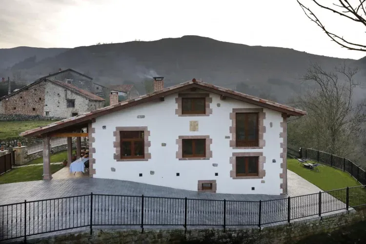 Imagen de Situada en el pueblo de obeso en una parcela completamente cerrada