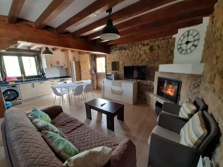Imagen de Salón acogedor con chimenea