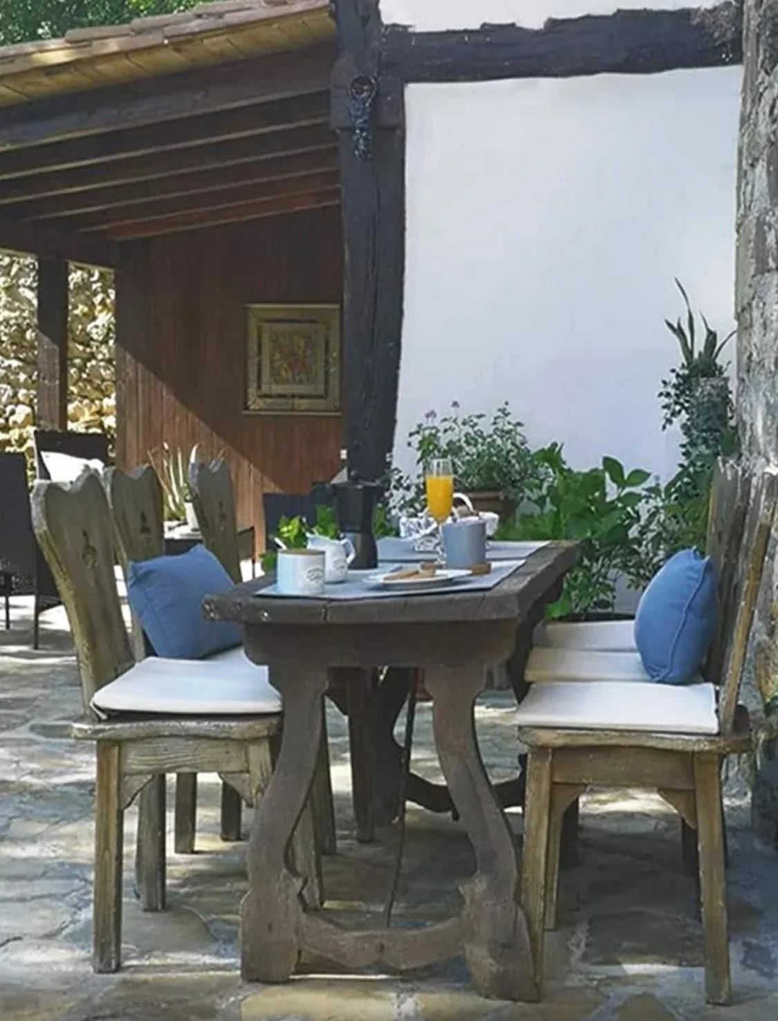 Imagen de mesa comedor,uso exclusivo cliente.