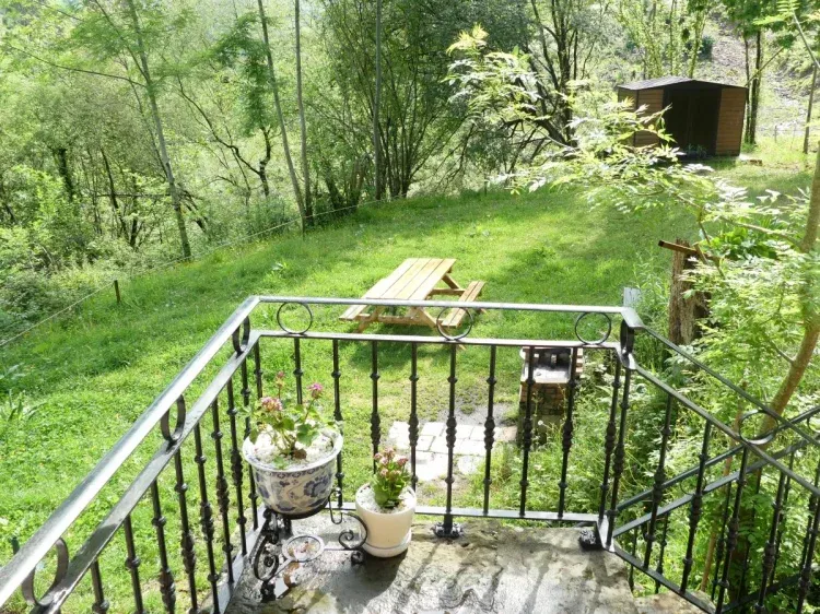 Imagen de Amplio jardín con mesa y barbacoa 