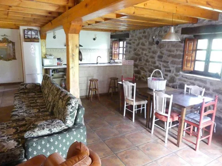 Imagen de Sala de estar con chimenea, mesa de comedor, sofás, cocina, barra americana