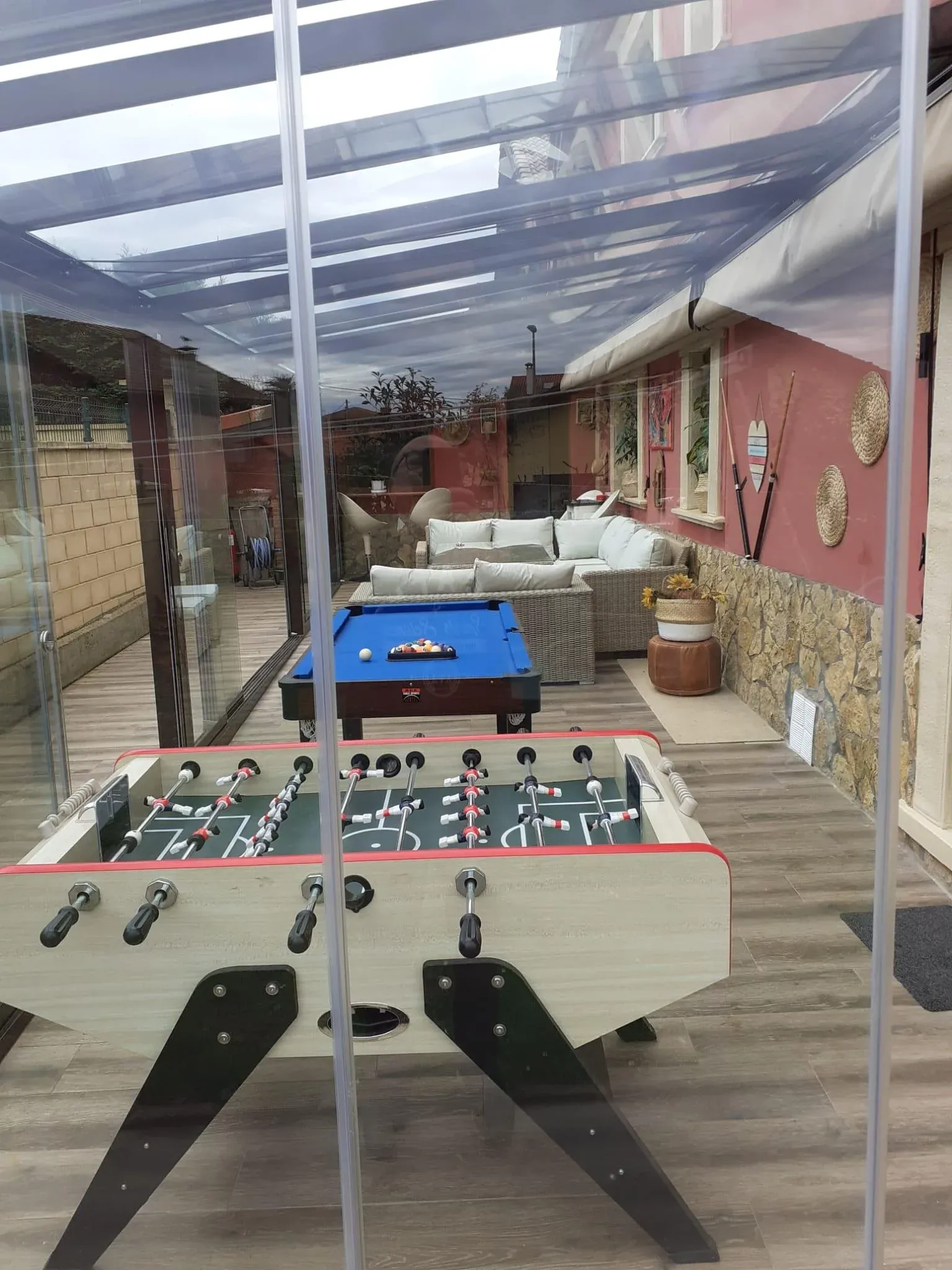 Imagen de Porche con comedor sala juegos y barbacoa