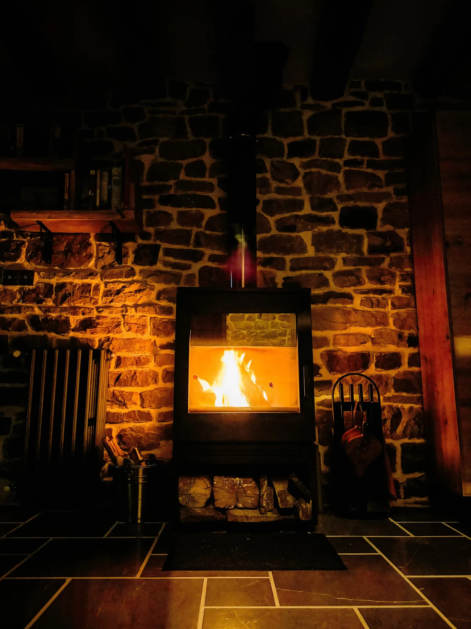 Imagen de SALON CON CHIMENEA DE LENA