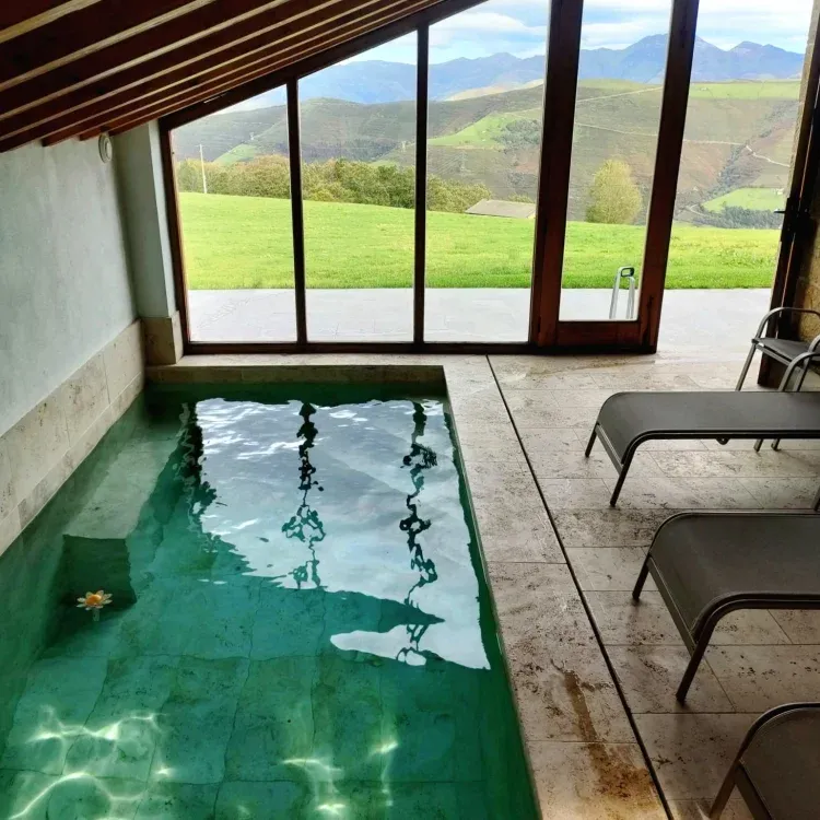 Imagen de Piscina climatizada con vistas a la montana