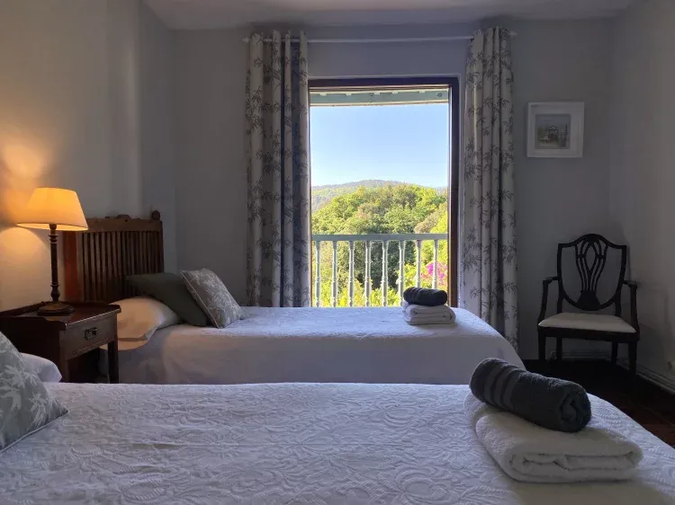 Imagen de Habitación 2. Dos camas individuales con armario.