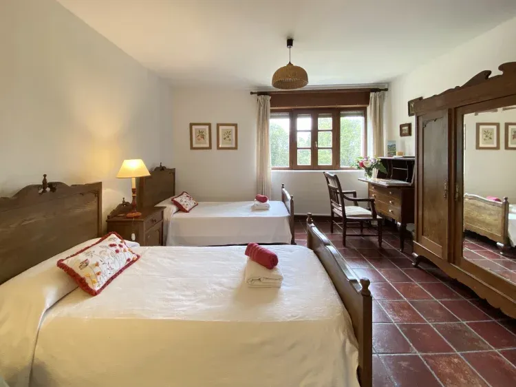 Imagen de Habitación 4.Dos camas individuales con armario y escritorio