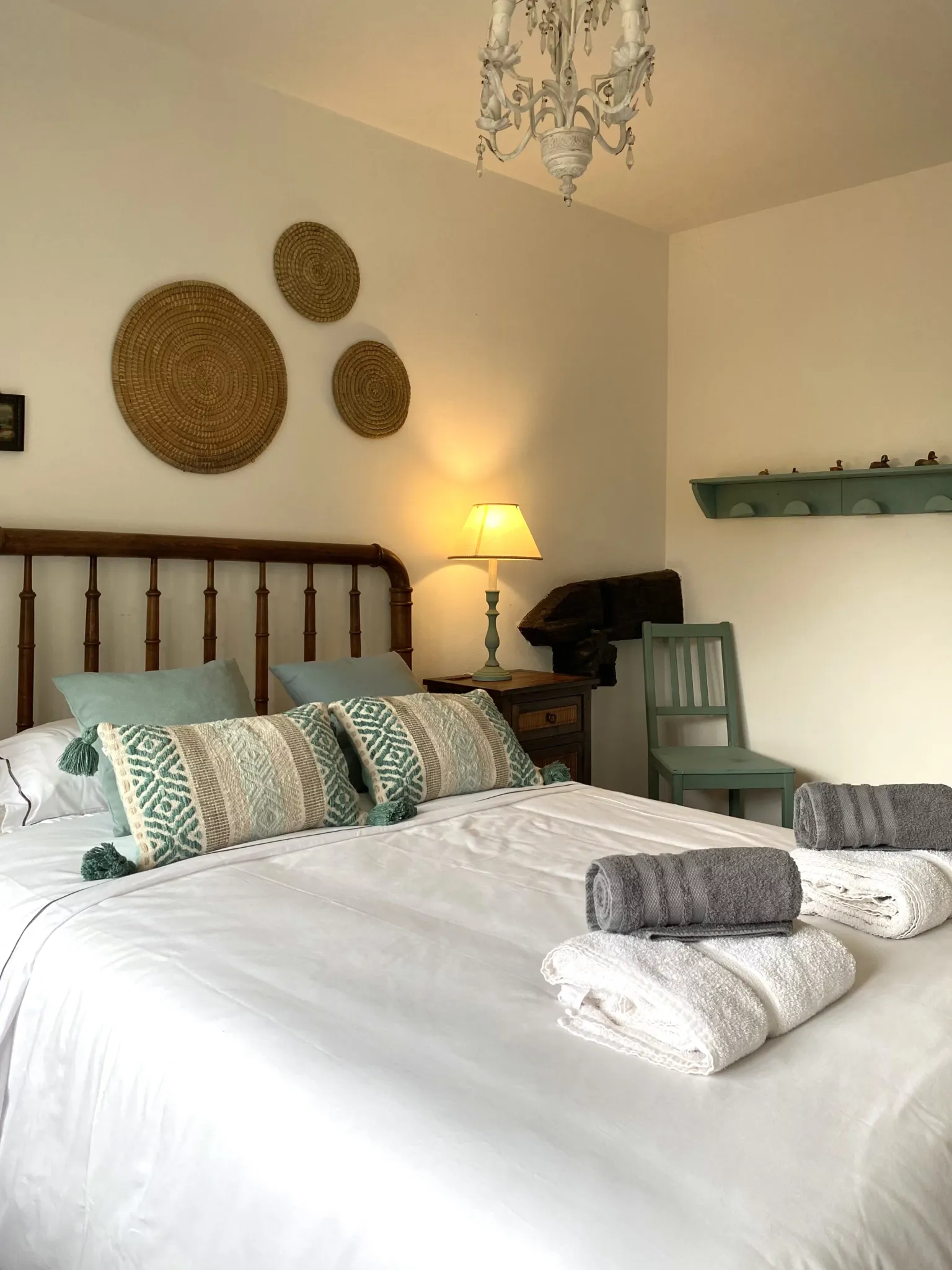 Imagen de Habitación 3.Cama de matrimonio con armario y escritorio.