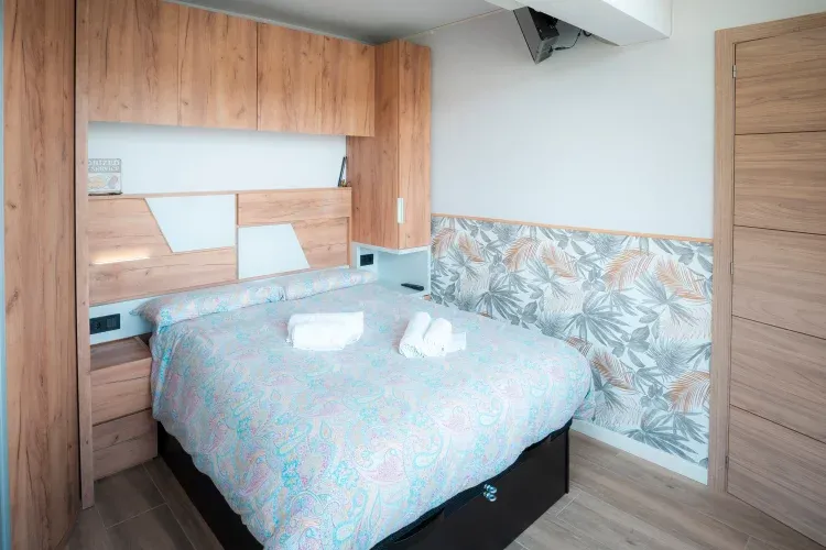 Imagen de Habitación principal con cama de 135cm y TV de 32".