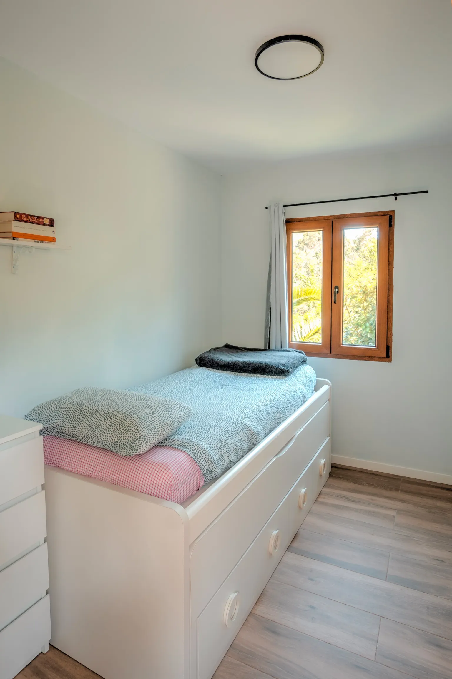 Imagen de Habitación secundaria con cama nido (2 individuales de 90cm) y cómoda.