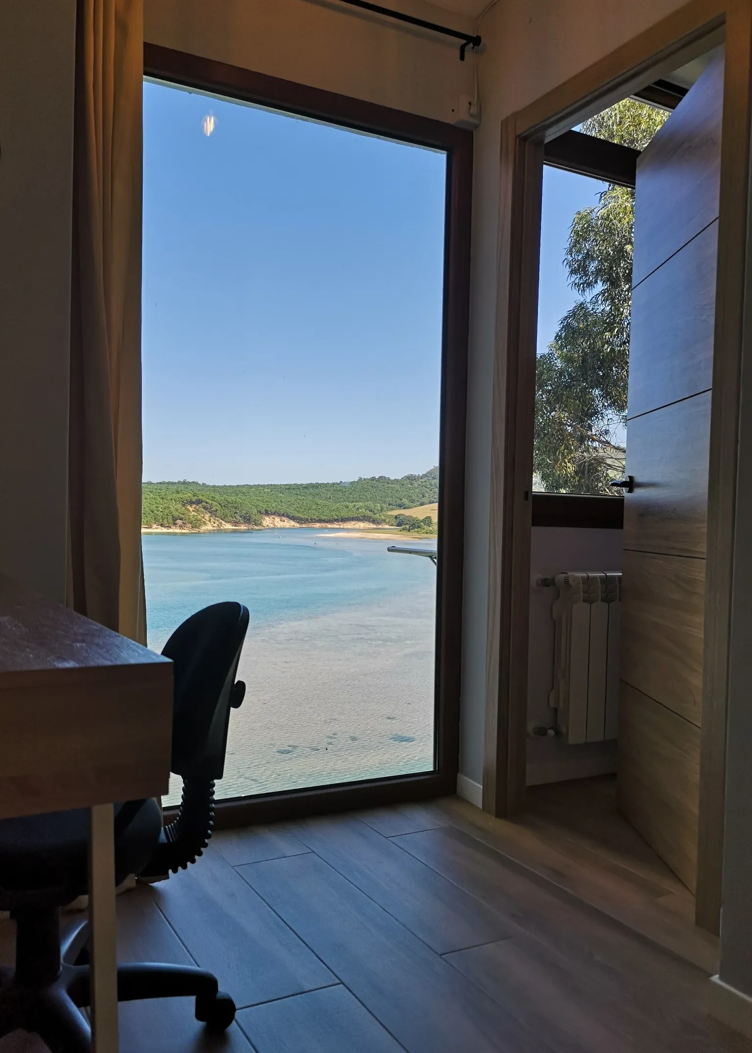 Imagen de Vista desde el salón y la habitación principal y mesa de trabajo