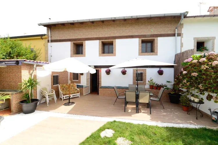 Imagen de Terraza, Jardin, barbacoa y ducha exterior