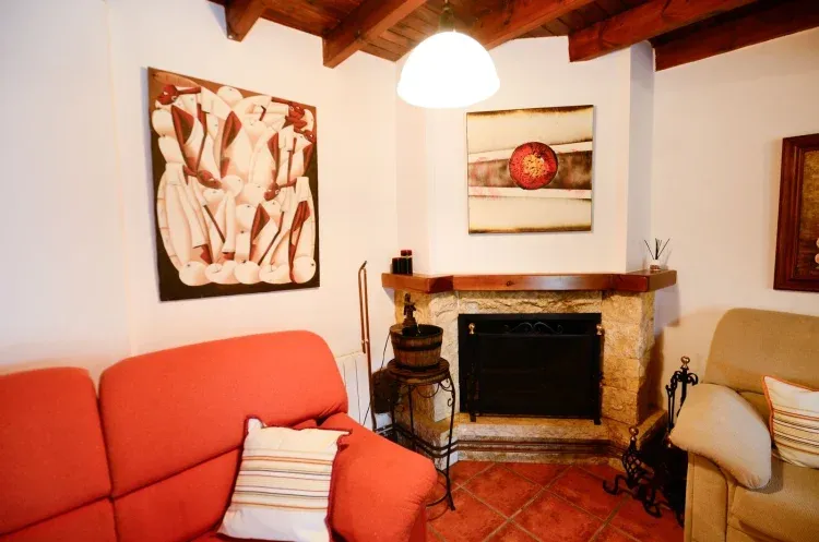Imagen de salón muy grande con chimenea