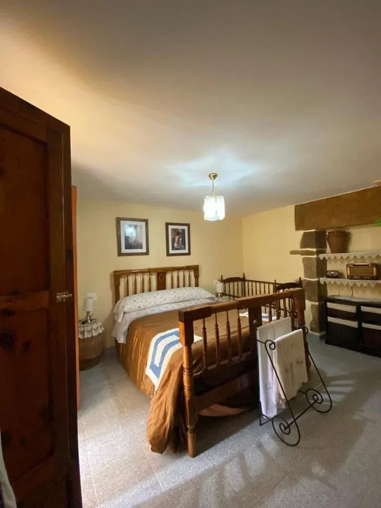 Imagen de Habitación con cama doble y cuna
