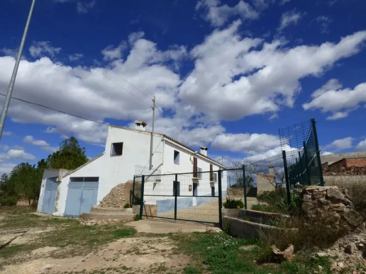 Imagen de Fachada Masia con jardin vallado