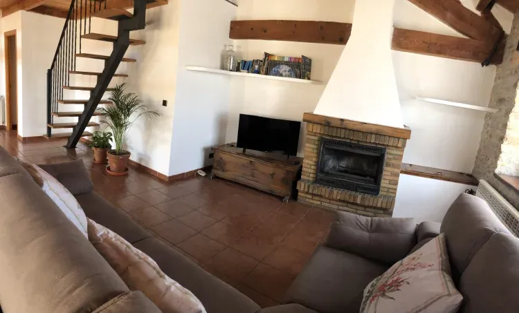 Imagen de Salón comedor con chimenea