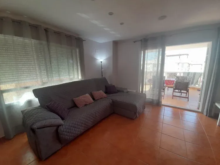 Imagen de sofa y terraza