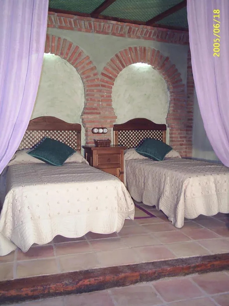 Imagen de Estancia  "Al- Qulay'a "decorada con motivos árabes donde sobresalen dos grandes arcos de la pared