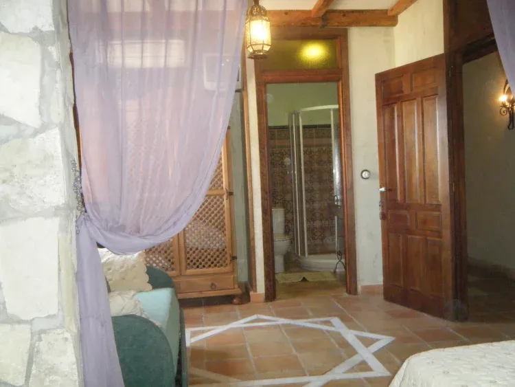Imagen de Fondo y baño, dormitorio Al-Qulay'a