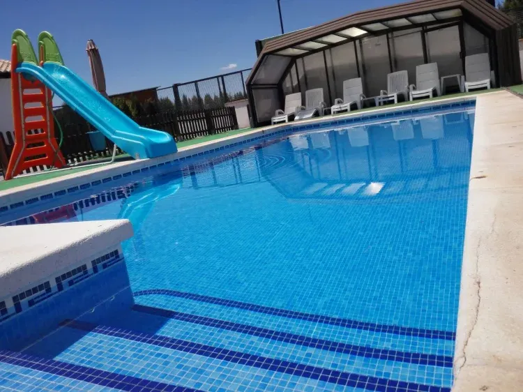 Imagen de piscina con tobogán acuático