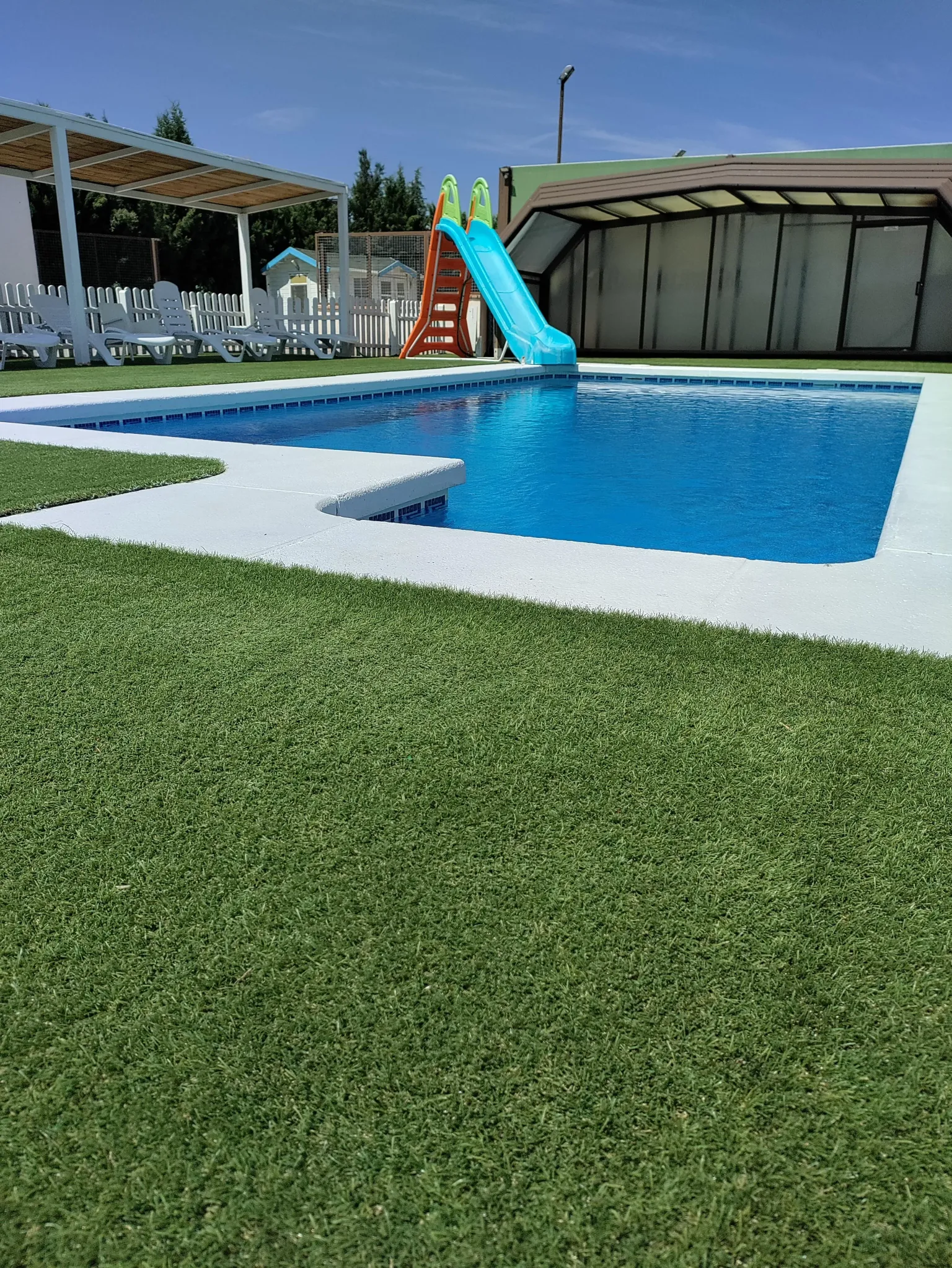 Imagen de Piscina con tobogán acuático para niños 
