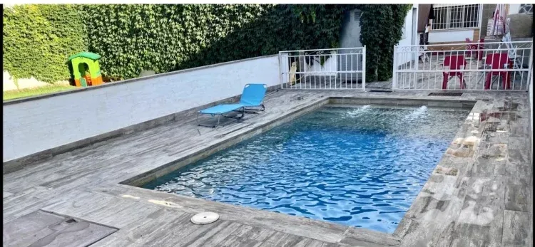 Imagen de Piscina y jardin lateral