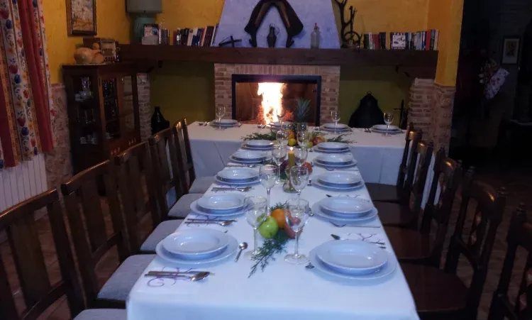 Imagen de Mesa familiar frente a chimenea
