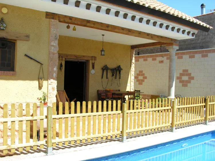 Imagen de Un lugar de descanso con vistas a la piscina.