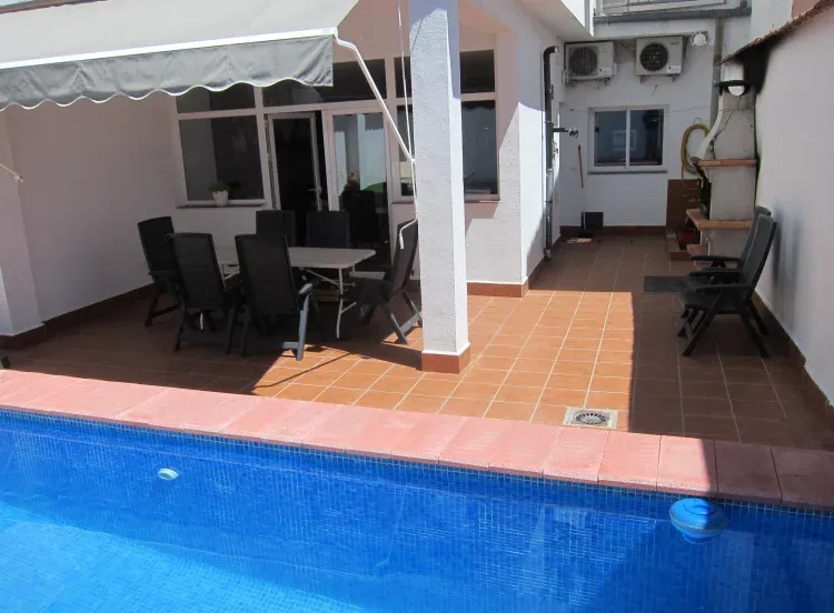 Imagen de Piscina y Porche