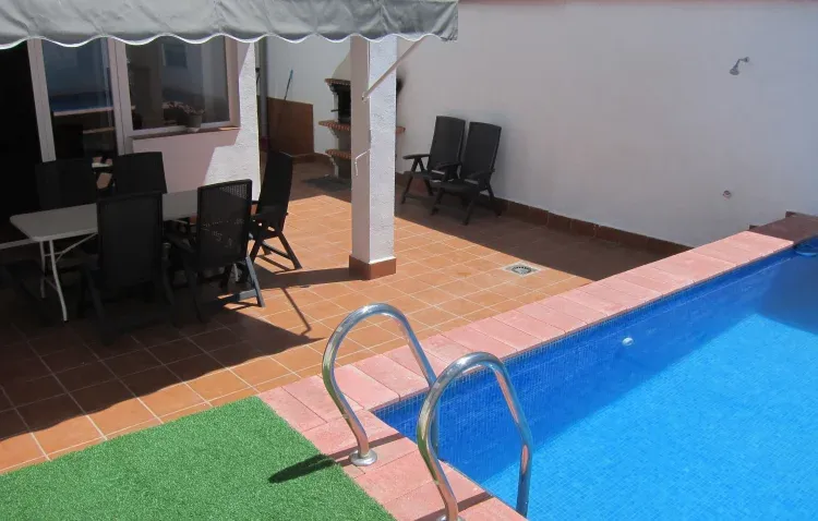Imagen de Piscina, porche y BBQ